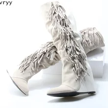 Женские высокие сапоги на танкетке; замшевые рабочие ботинки с заплатками; модная женская обувь с бахромой сбоку; сезон осень-зима