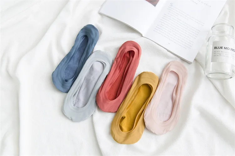 Невидимые женские Носки ярких цветов 360 градусов Силиконовые Нескользящие дышащий ледяной шелк носки 2019 новые буквы печати короткие носки
