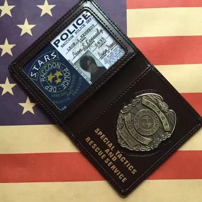 

Cosplay Resident Evil Stars Police Leon Metal Badge Leather Case Driving License Holder ID Cards Wallets Holder Case Accsssory
