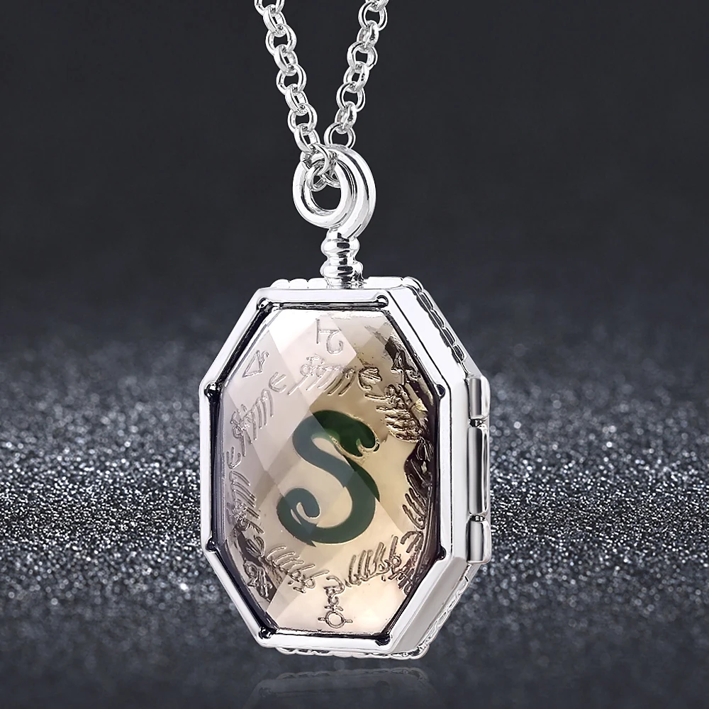 Гарри поттер медальон слизерина. Крестраж гарри поттер. Крестражи гарри поттер. Крестраж. Крестраж.