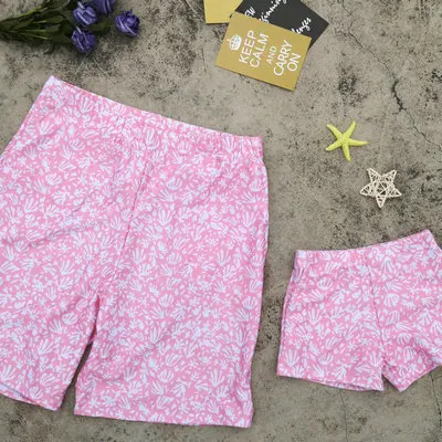 Купальный костюм для папы и сына пляжная одежда, одинаковые розовые мужские летние шорты для мальчиков с цветочным принтом г., повседневная одежда для купания купальный костюм - Цвет: Розовый