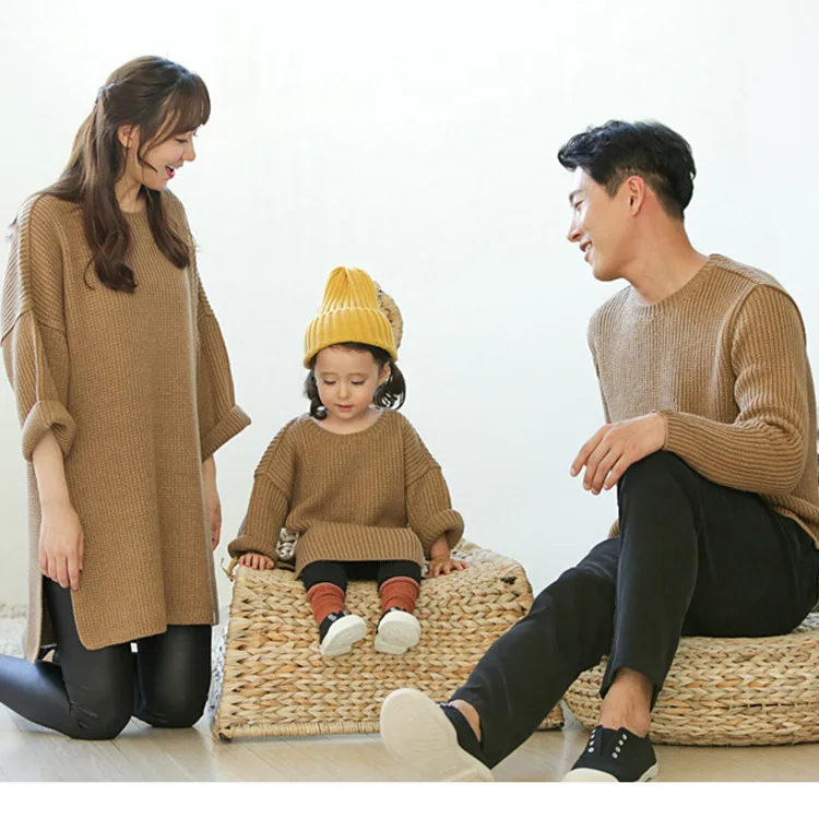 Новинка года; сезон осень-зима; одинаковые Рождественские свитера для всей семьи; платье для мамы и дочки; свитшоты; Одинаковая одежда для мужчин и женщин; длинные свитера
