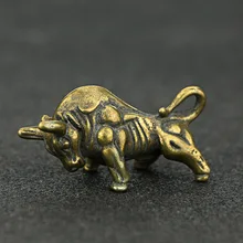 Mini portátil retro parede de bronze rua bull estátua chaveiro ornamento escultura escritório em casa ornamento decorativo mão brinquedo presente(China)