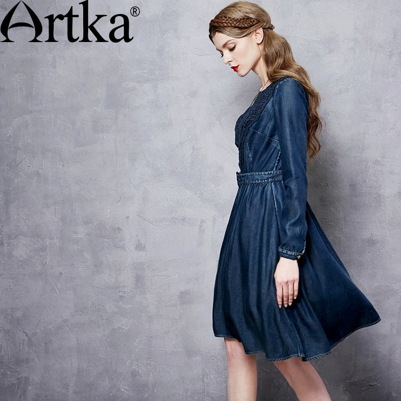 Женское джинсовое платье с аппликацией ARTKA Синее составного кроя круглым вырезом
