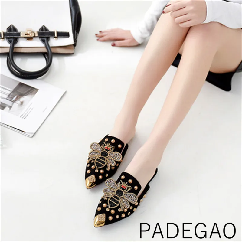 Летние женские элегантные туфли без задника на плоской подошве с заклепками и кристаллами; роскошные дизайнерские туфли в Корейском стиле с острым носком