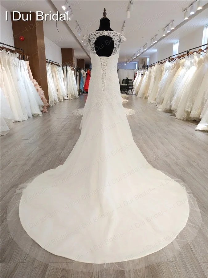 Кружевное свадебное платье трапециевидной формы с нежными аппликациями