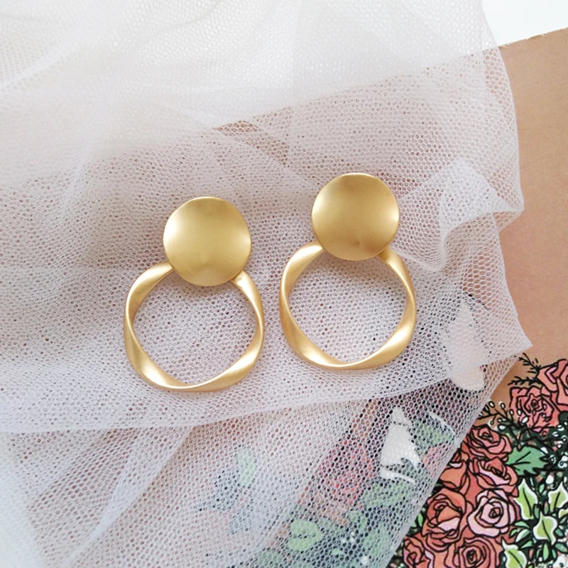 

Gold Color Geometric Twist Circle Stud Earrings Unique Fashion Lady Decorative Round Metal Earrings For Girl Birthday Present