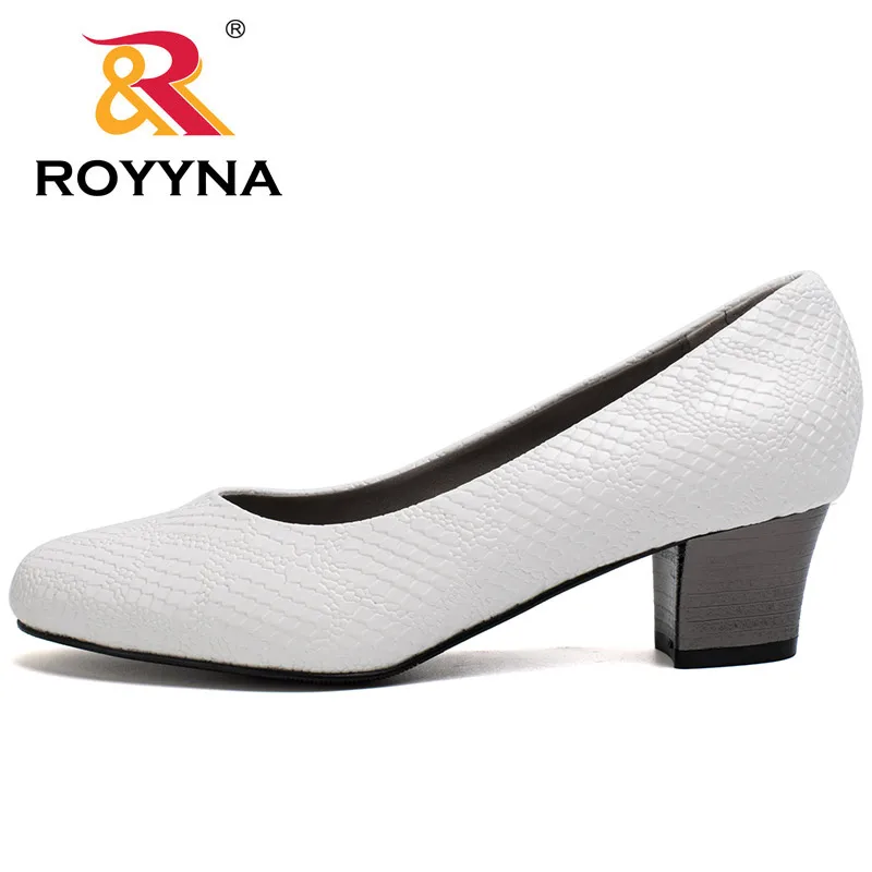 ROYYNA/ г., Популярные стильные женские туфли-лодочки с квадратными каблуками женская обувь из материала под змеиную кожу женская повседневная обувь с закрытым носком - Цвет: White