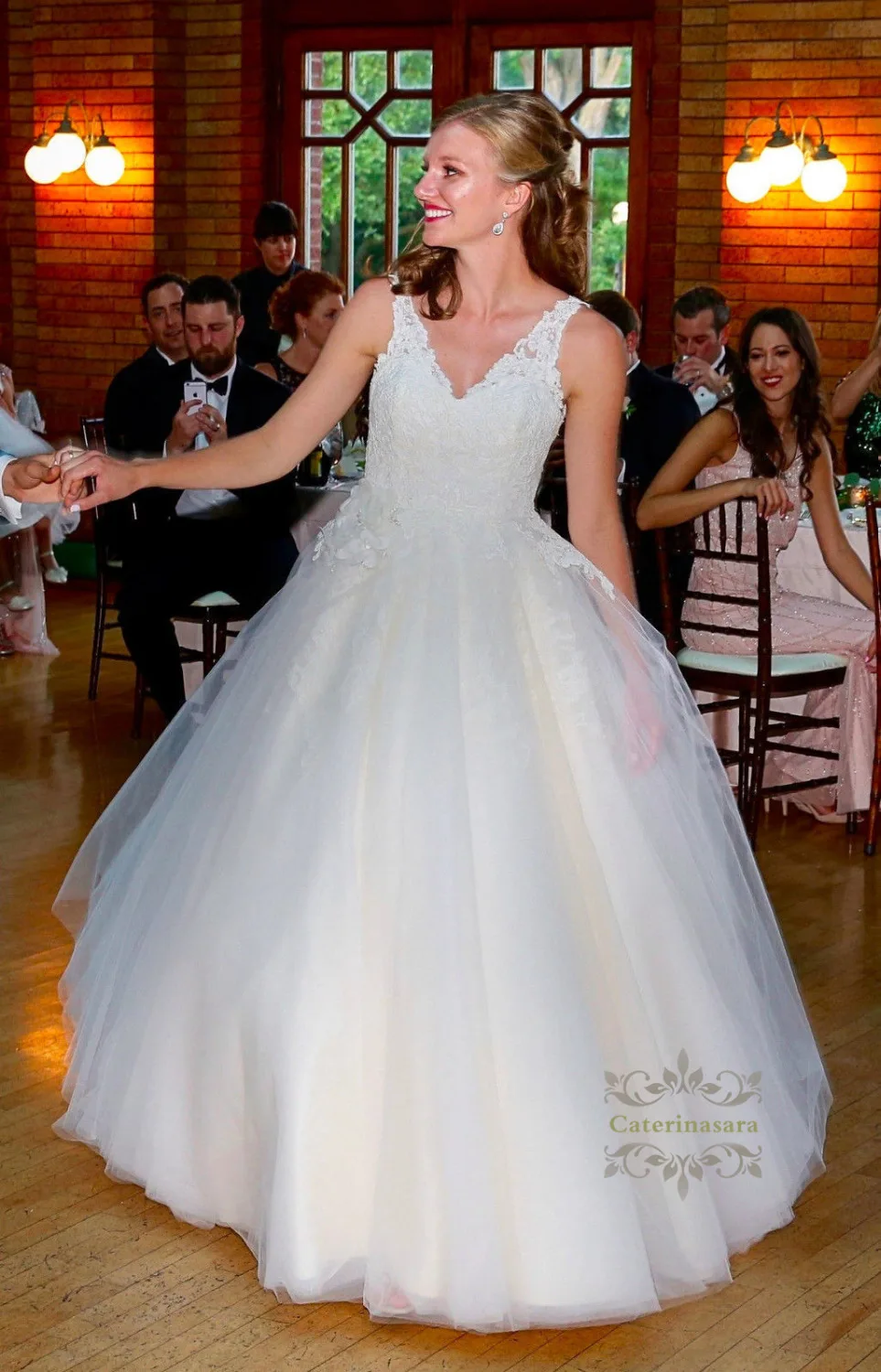 

Fashionable Sexy V Neckline Wedding Dresses Ball Gowns Skirt Lace Appliques Tulle Bride Gowns Court Train Backless