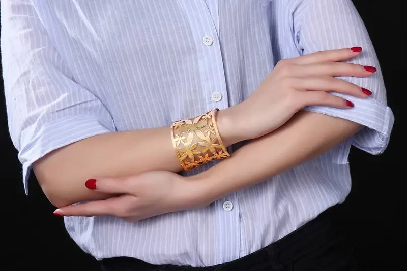 

Hollow Flowers Design Ladies Big Bracelet Jewelry Fashion Open Cuff Gold Colors Bangles Bracelets For Women Party Gift