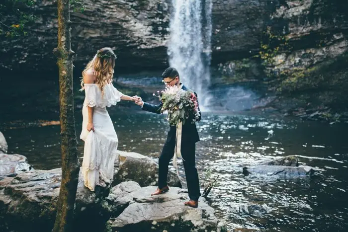 this-oakleaf-cottage-wedding-perfectly-nails-free-spirited-sophistication-amber-phinisee-35-700x467