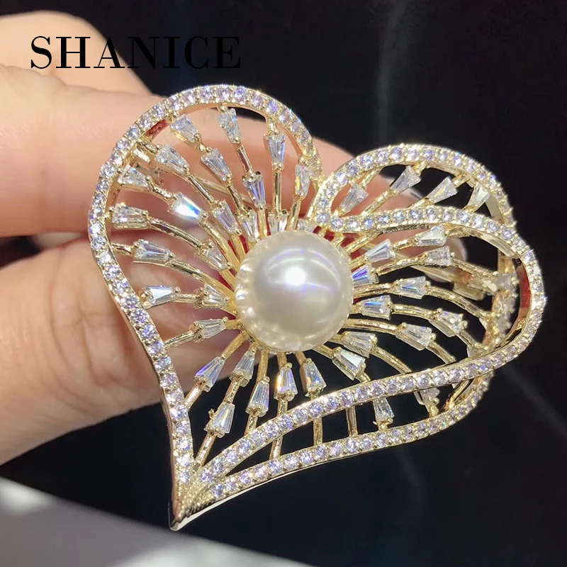 

SHANICE Cute Heart CZ Crystal Brooch High-end Corsage Women's Overcoat Cardigan Accessories Scarf Pin Valentine's Day Gift