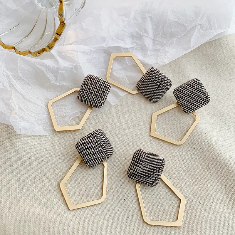 

Elegant Black and White Houndstooth Plaid Velvet Fabric Irregular Geometric Polygon Clip Earrings for Women No ears Hole