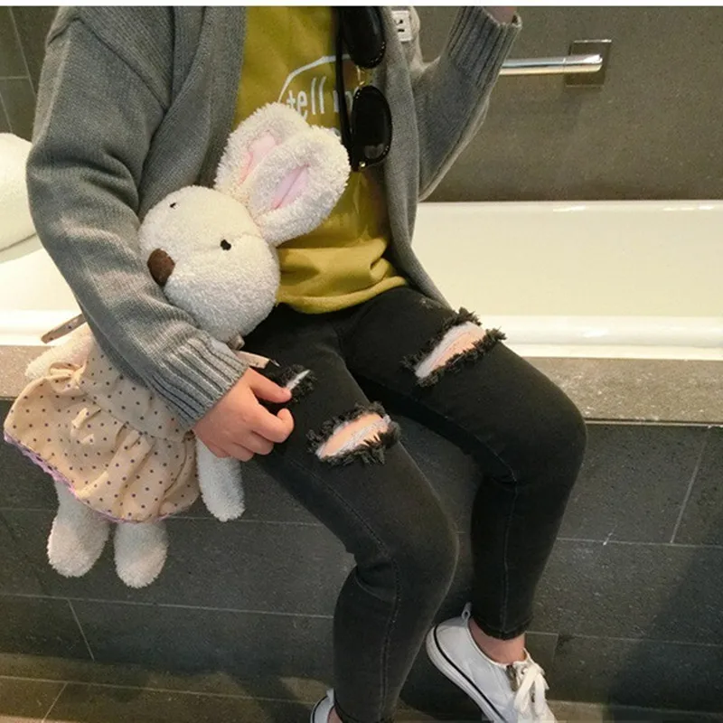 Baratos 2016 nuevos pantalones vaqueros de otoño para niñas y niños de algodón flacos pantalones vaqueros rasgados negros azules para niñas de 2 8 años Vaqueros de moda para niños