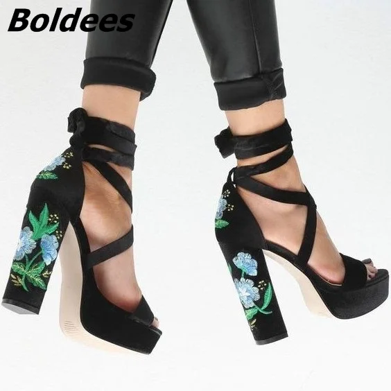 Женские Элегантные замшевые Босоножки с открытым носком на квадратном каблуке; Цвет Черный; стильные модельные босоножки с цветочной вышивкой на высоком массивном каблуке со шнуровкой; Лидер продаж