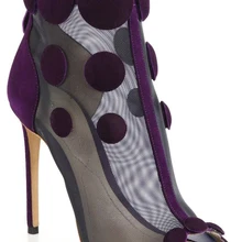 Уникальный дизайн сандалии на тонком высоком каблуке фиолетового и черного цветов из замшевой кожи с открытым носком ботильоны из сетчатого материала с узором в виде кружков и вырезами