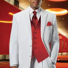 Изготовленный На Заказ белый мужской смокинг жениха, на заказ белый смокинг с красным жилетом, с 2 пуговицами, заостренный лацкан мужские костюмы