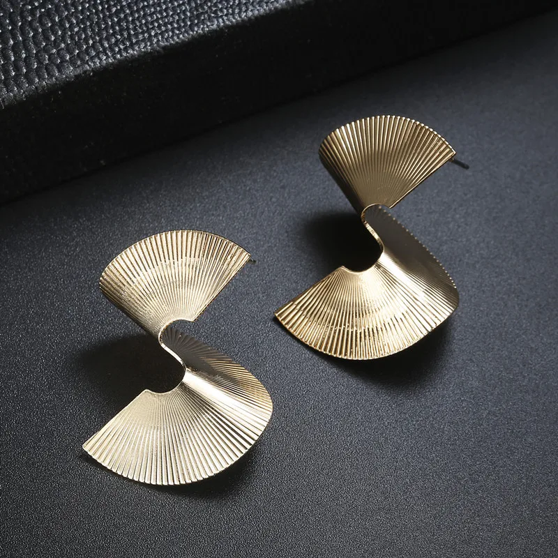 

2018 New Fashion Punk Spiral Earrings For Women Irrgualar Geometric Stud Earrings Personalized Hyperbole Fashion Jewelry