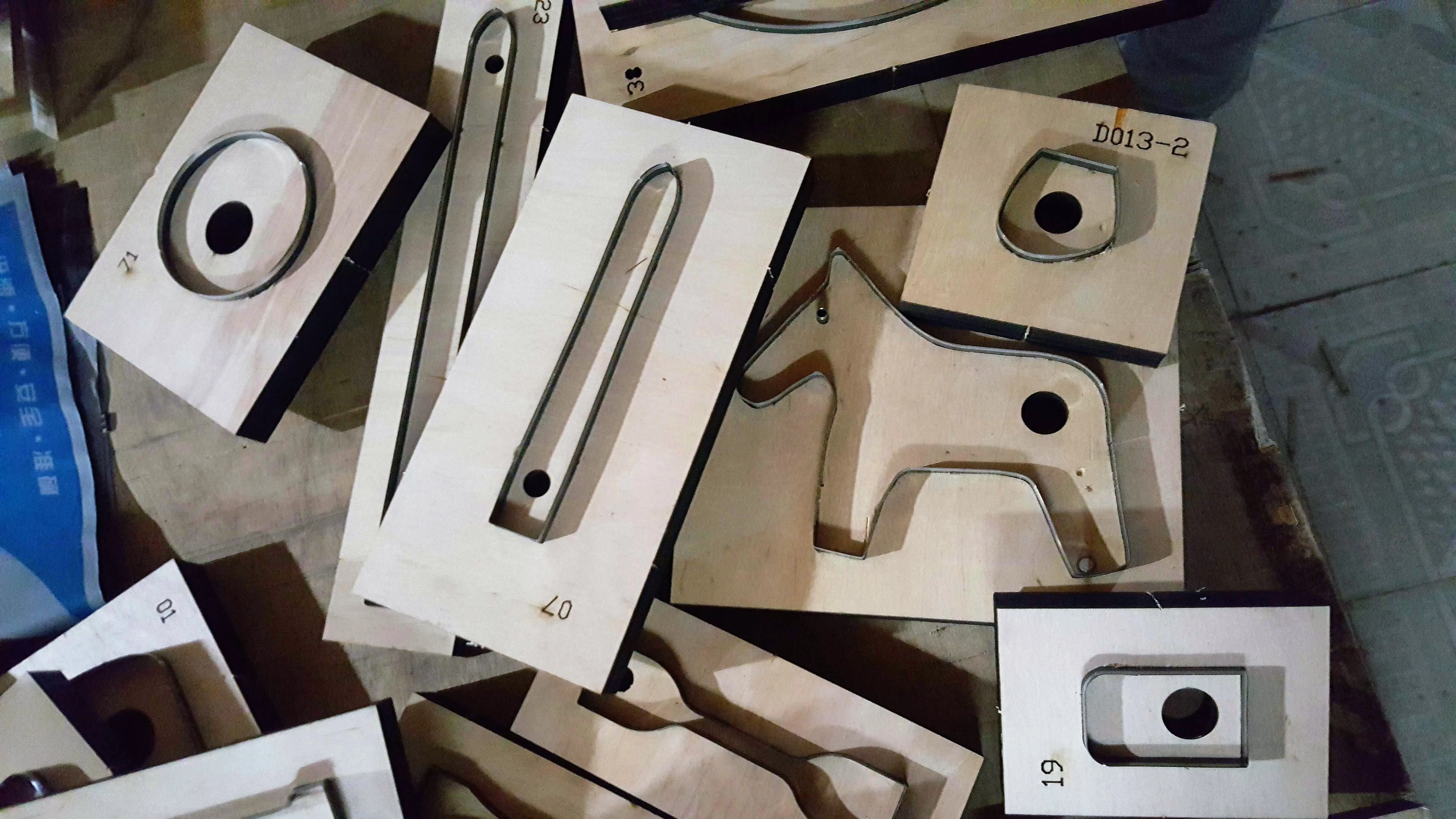 Пользовательский дизайн короткий кошелек нож ручной кожаный режущий инструмент штампы лазерный нож плесень