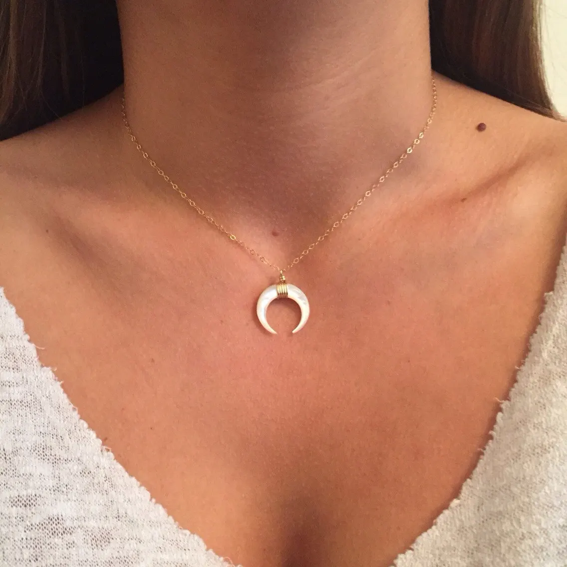 

New Niujiao Necklace Imitating Ivory Crescent Winding Copper Wire Necklace Short Neck Chain and Clavicle Chain Gold Necklace