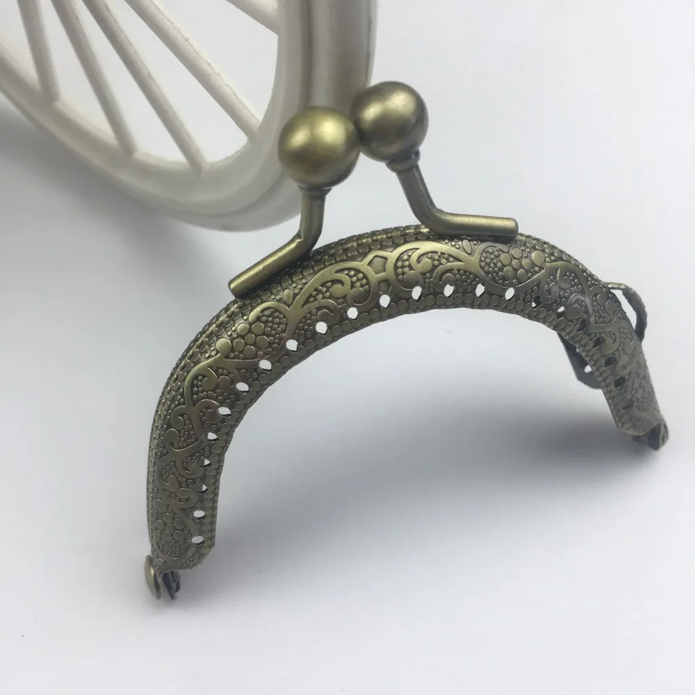 

Syunss 10PCS 6.5CM Bronze Embossing Metal Purse Frame Head Kiss Clasp Coin Purse Metal Frames Cluth DIY Sewing Bag Accessories