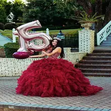 Новинка из дешевых кристаллов бусины бордовые платья Quinceanera платье для балла маскарада оборками Сладкий 16 платье Vestidos De 15 Anos