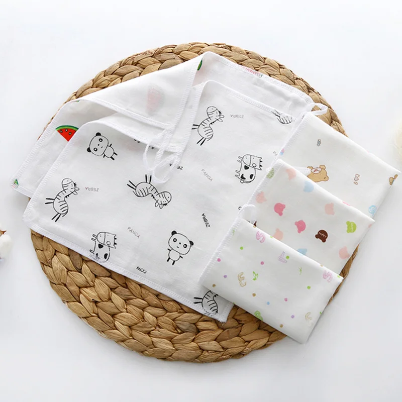 

Random Print Baby Feeding Bibs Soft Baby Stuff Cotton Bibs Smock 25*25cm Feeding Square Towels Handkerchief for Newborn Baby
