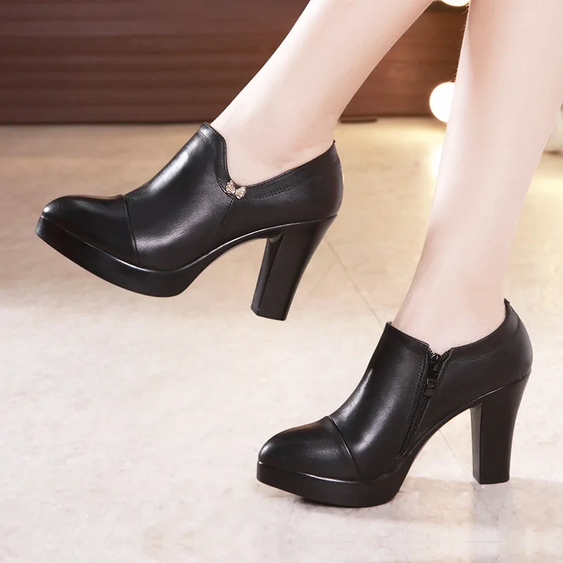 Туфли-лодочки на квадратном каблуке с глубоким вырезом; женская обувь на платформе; коллекция года; кожаные туфли с острым носком; женские офисные туфли на высоком каблуке; Цвет Черный; 42, 43 - Цвет: black 8.5cm heel