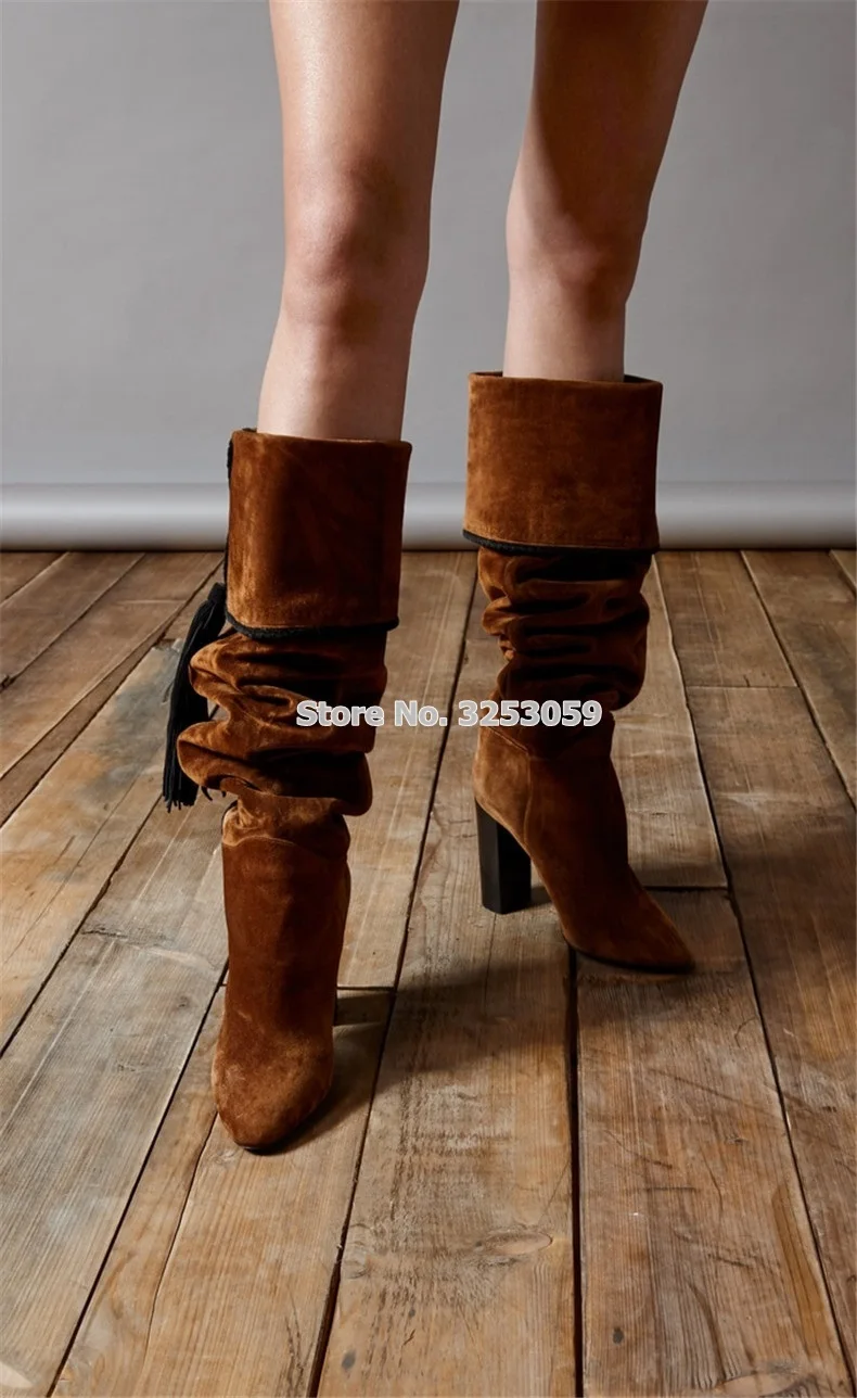 ALMUDENA/женские сапоги до колена на не сужающемся книзу массивном каблуке с бахромой; роскошные высокие сапоги из коричневой замши на толстом высоком каблуке с бахромой; зимняя обувь