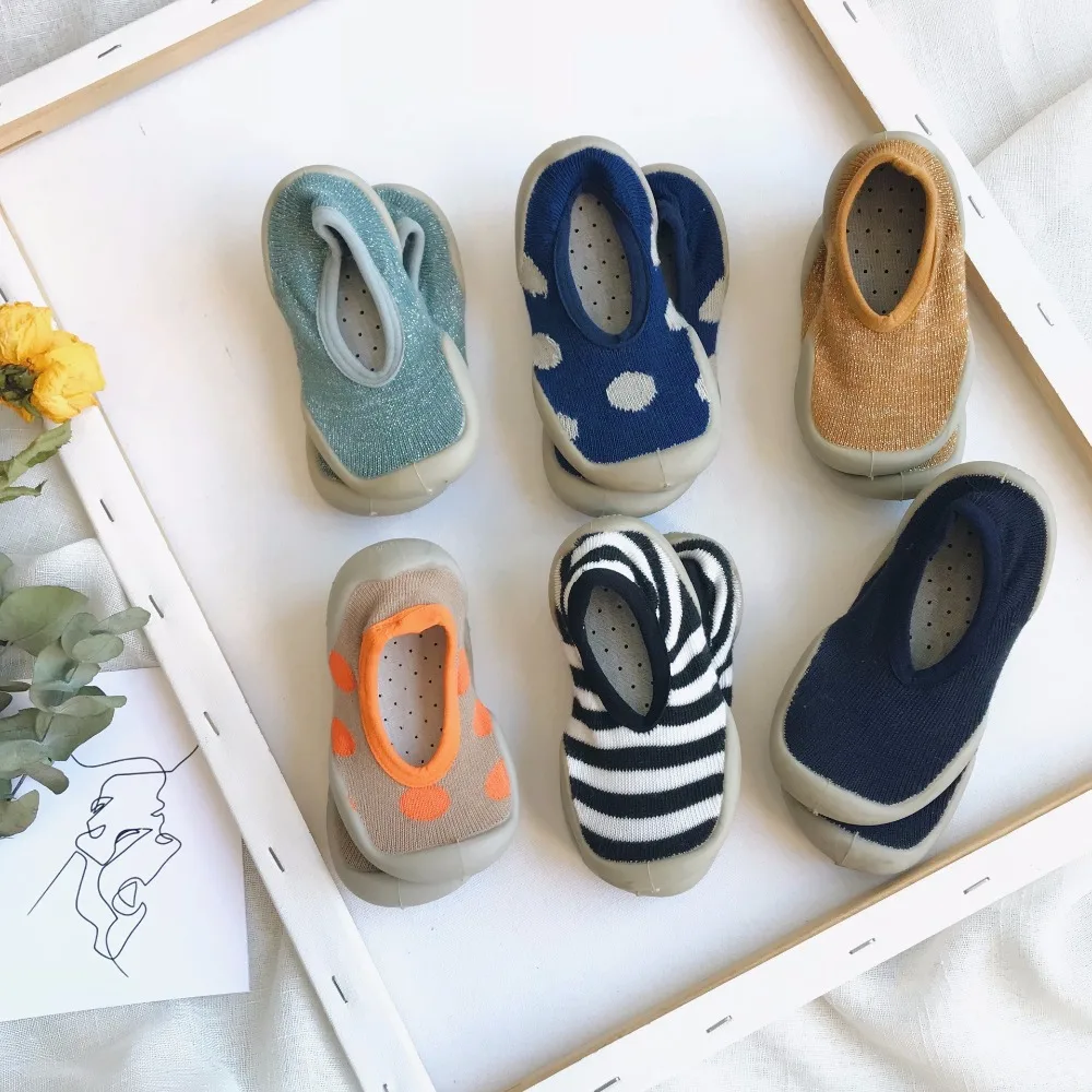preço Não slip Crianças Sapatos Fechados Sapatos Casa Chinelos Casuais Menino Da Criança Do Bebê Meias Casa Menina Sneakers Crianças Elástico Tecido de Malha sapatos