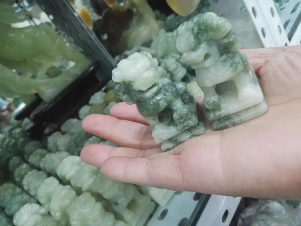 

2 natural Xiuyu lion ornaments randomly distributed