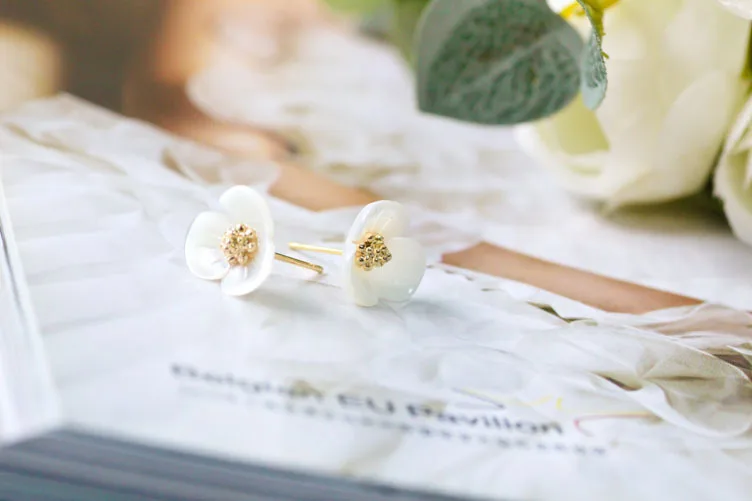 

2019 summer style shell flower personalized aesthetic temperament small fresh clover flower earrings hypoallergenic for girls