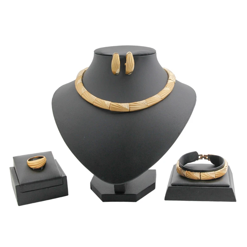 

Simple Fashion New Design 18 Gold Jewelry Sets Necklace Bracelet Ring Casual Style Birthday Party Gift Accessory