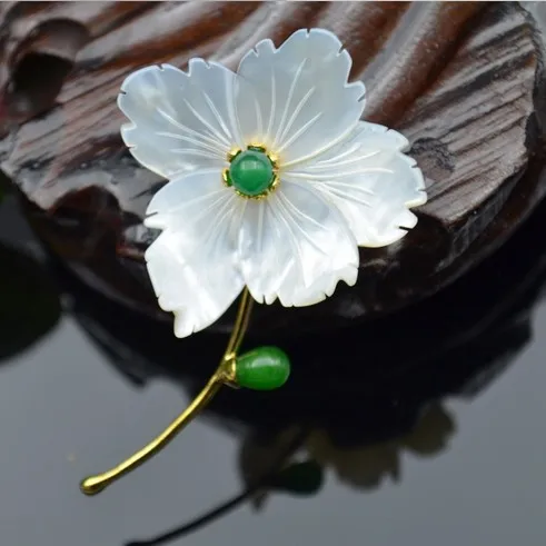 

Amxiu Customized Natural Mother Shell Green Chalcedony Jewelry Gold Plated Brooches Pins Exquisite Small Flower Brooch Pendant