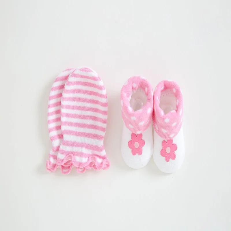 Комплект носков для малышей+ перчатки с защитой от захвата; Комплект носков для малышей с милым рисунком; сезон весна-осень; хлопковые носки без пятки средней длины; tre87