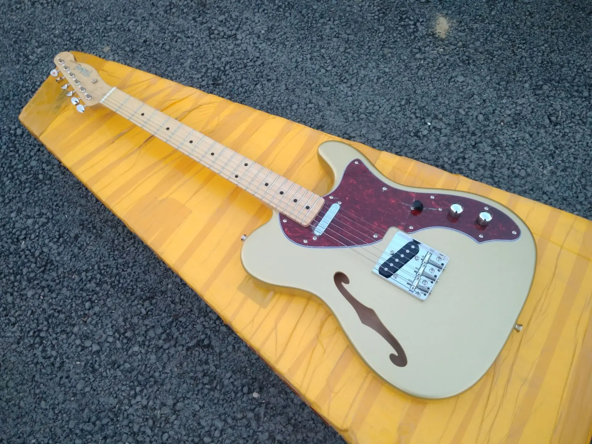 

free shipping Tokai electric guitar perfect condition Thinline Body F hole hollow body electric guitar comes with soft gig bag