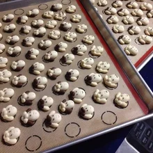 570*370*0,7 мм или 22,44x14,56 дюймов 63 круги полный лист больших размеров силиконовый основа для выпекания пирожных «макаронов» силиконовый бисквит Макаронный коврик P