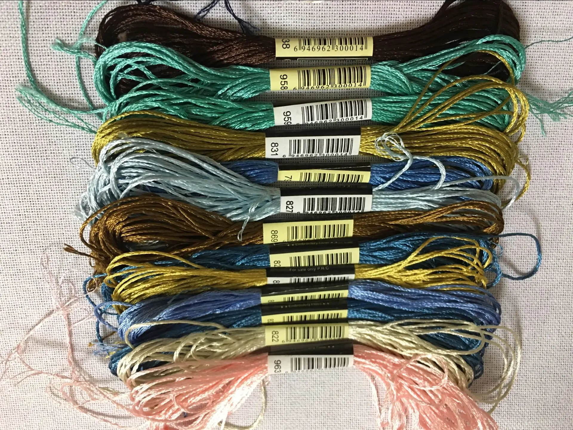 

oneroom 50 pcs Random Color embroidery DIY Silk Line Branch Threads Similar Dmc Thread Floss Skein Cross Stitch Thread