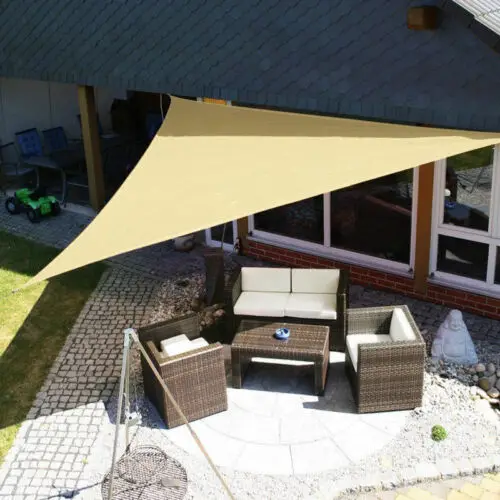 Área externa coberta com a tenda Toldo Tela Solar Triangular Impermeável