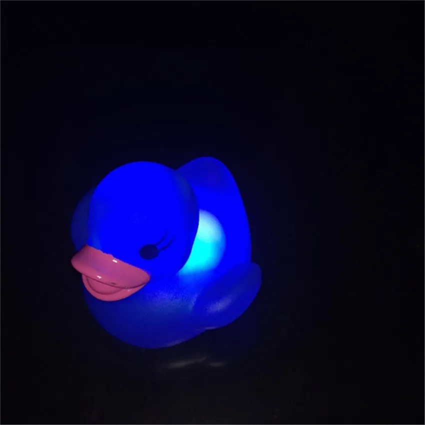 Комплект из 4 предметов резиновый утенок для ванны светящаяся игрушка автоматическое изменение цвета детские Ванная комната игрушки многоцветные светодиодный светильник игрушки для купания пляжная игрушка - Цвет: Синий