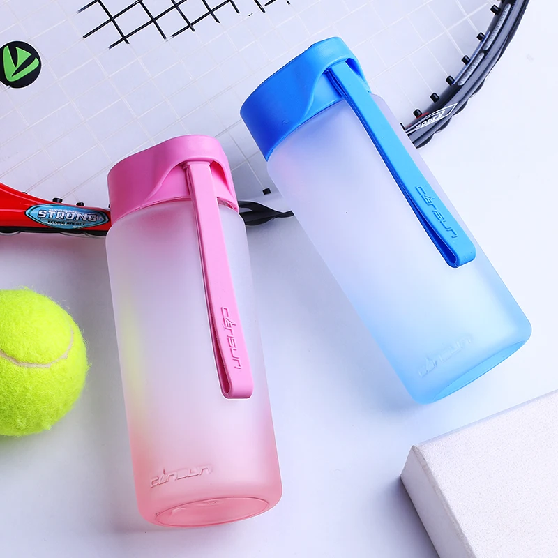 

560ml Travel Plastic Water bottle for Sports Blue Feeding Cup With Silicone Rope Leakproof Children's Bottle for kids tumbler