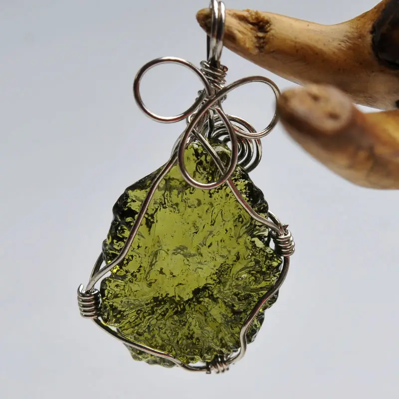 

Hot Sale A++ Natural Moldavite green aerolites crystal Falling stone pendant energy apotropaic 4g-6g/ lot + free rope Necklace