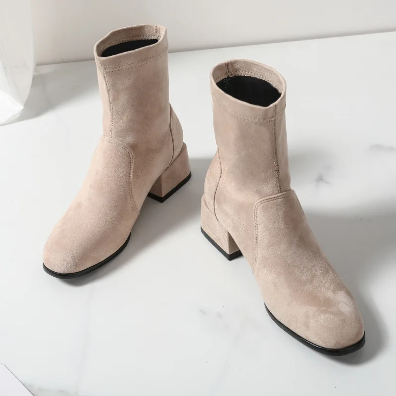 

2018 winter new fashion simple solid color Martin boots women retro style comfortable plus velvet warm boots.