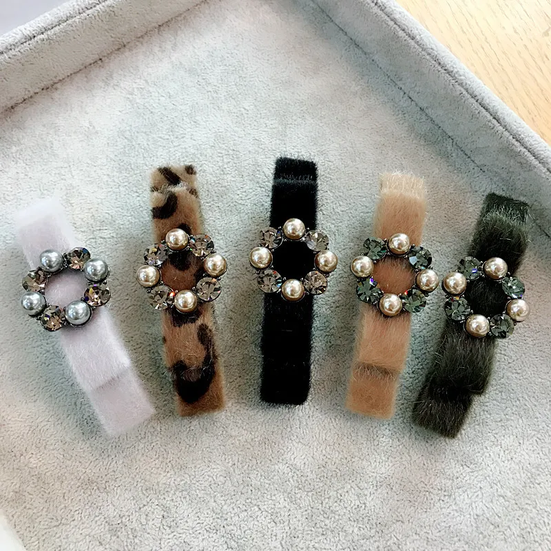 

Korean Simple Fashion Imitation Velvet Bow Tie Rhinestone Imitation Pearl Hair Clips Hair Accessories for Women Girl Barrettes
