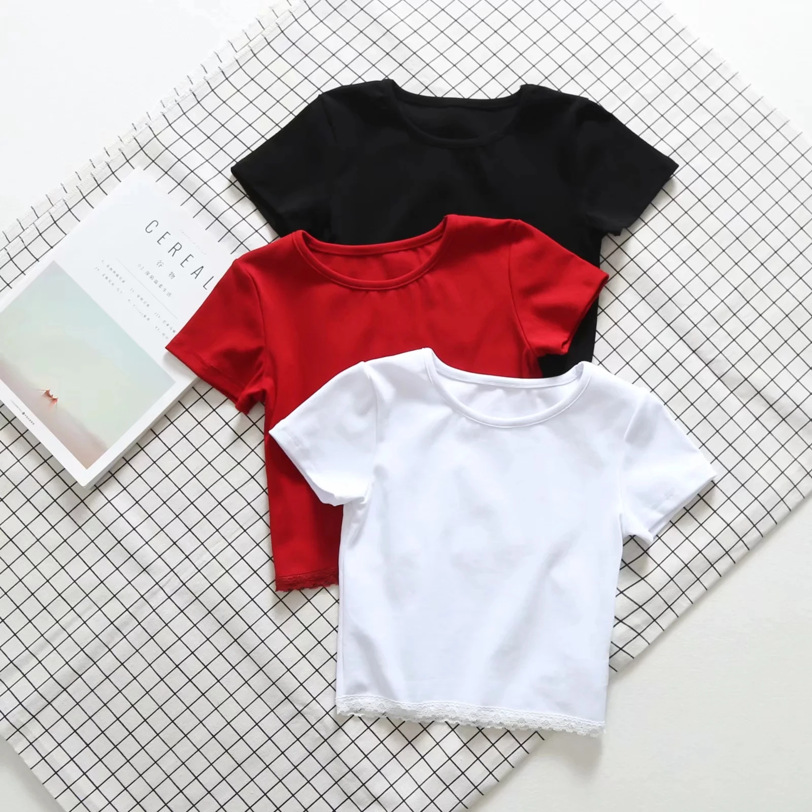 Женская мягкая и эластичная хлопковая укороченная футболка с круглым вырезом и кружевной отделкой, повседневный укороченный топ