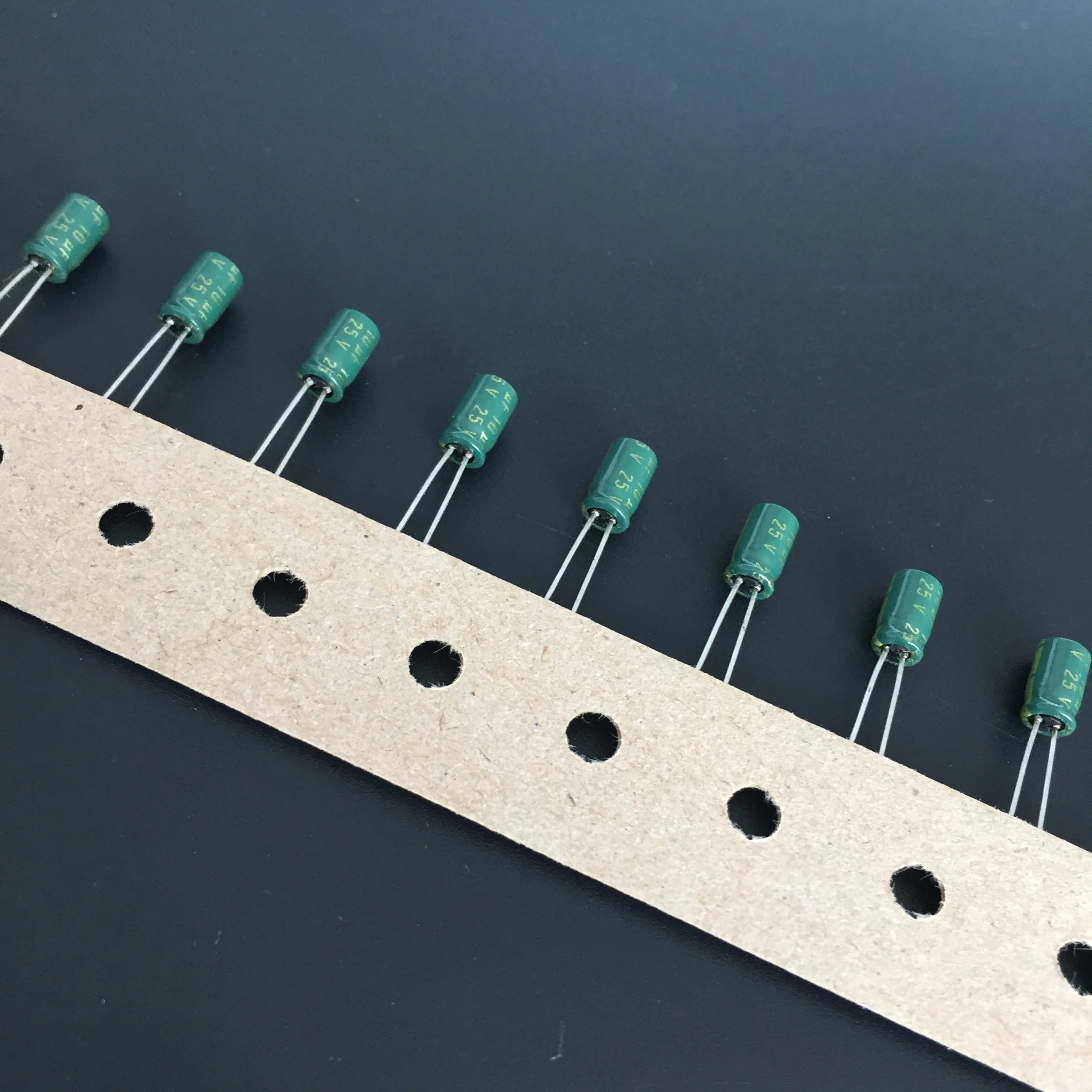 10 шт. 10uF 25V SUNCON(SANYO) SAX серии 4x7 мм 25V10uF низкое сопротивление электролитический