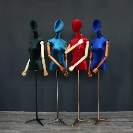 манекен для дизайнера. много манекенов. манекен для демонстрации одежды. манекен шарнирный женский. манекены для демонстрации спортивной одежды.