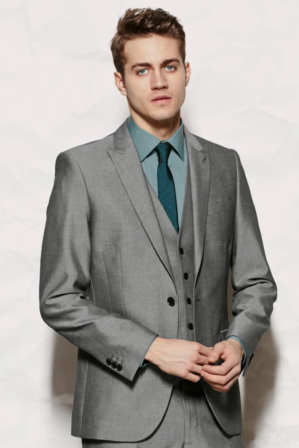 New Arrival Slim Fit Grey Groom Tuxedos Best Man Peak Lapel Groomsmen