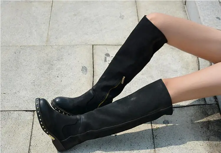 Prova Perfetto Do/женские сапоги до колена на низком каблуке; выразительные модные высокие сапоги из натуральной кожи с круглым носком и заклепками