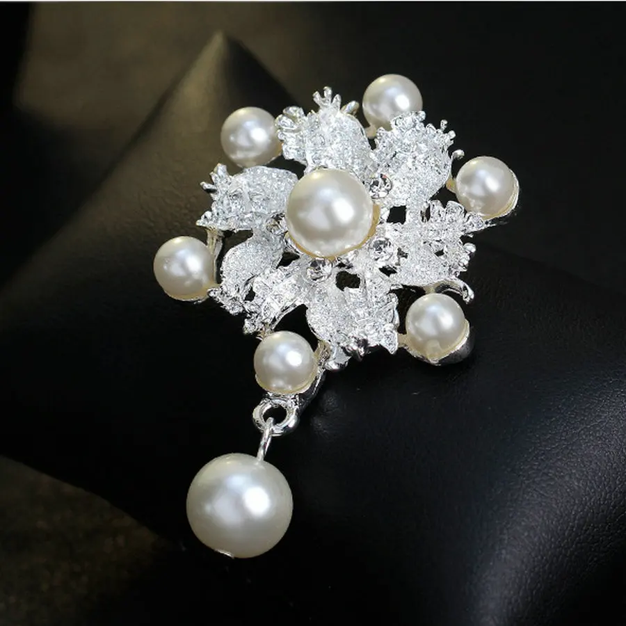 

2018 Flowers Brooches Korean Elegant Female Collar Pin Brooch Scarf Buckle Simulated Pearl Broach White Color Drop shiping